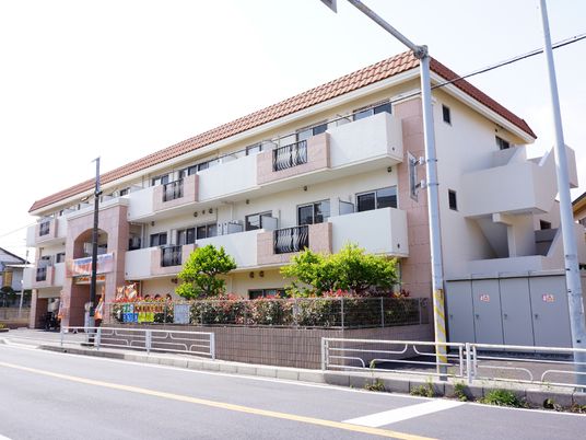 明るく広々とした外観