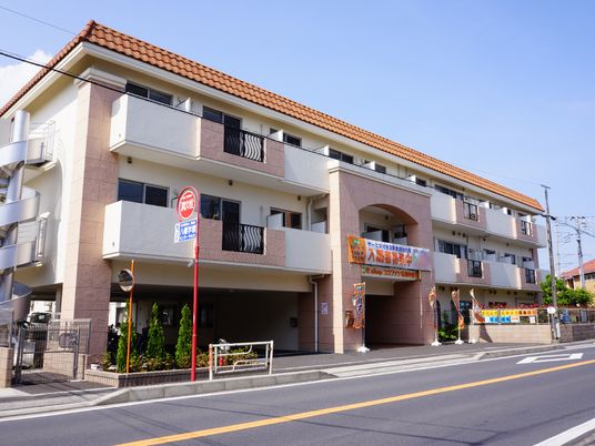明るい設計の建物外観