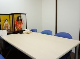 多目的室の会議テーブル