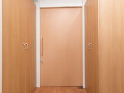 シンプルな木製クローゼット