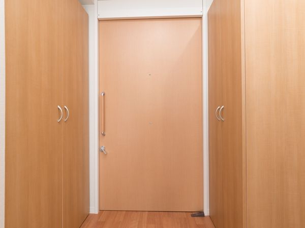 シンプルな木製クローゼット
