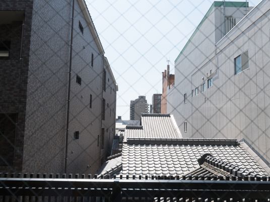都市の中の屋根