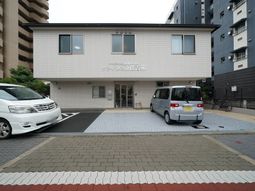 整備された建物のエントランス