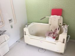 バリアフリー設計の浴槽