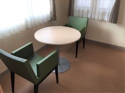 シンプルなテーブルと椅子