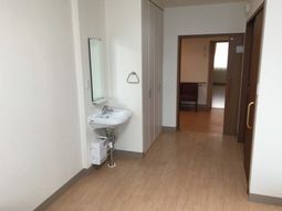 明るい廊下と洗面台