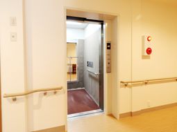 清潔感のあるエレベーター前