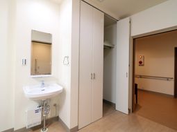 洗面台とクローゼットのある空間