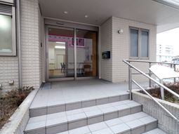 明るいエントランス風景