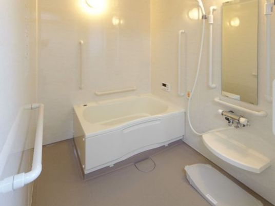 バリアフリー設計の浴室