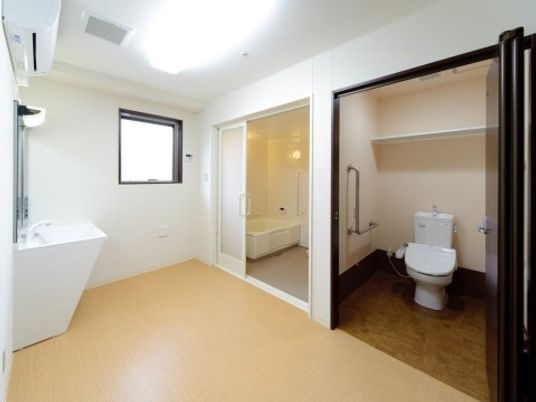 清潔感のある浴室とトイレ