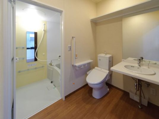 清潔なトイレと洗面台