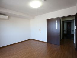 広々した明るい居室