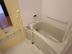 浴槽と手すりのある浴室