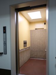明るいエレベーターの内部