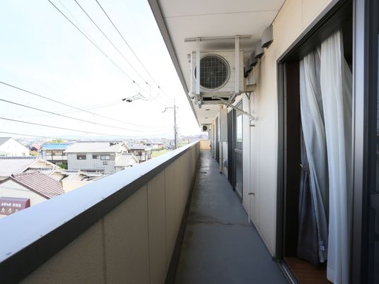 明るい屋外バルコニー