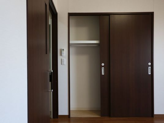 開けた洋室のドア