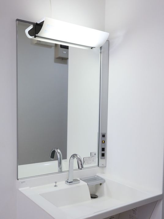 清潔な洗面台と鏡