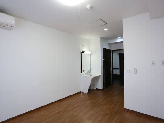 清潔な洗面台付き居室