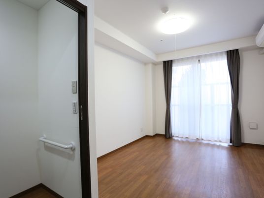 白壁の洋室空間