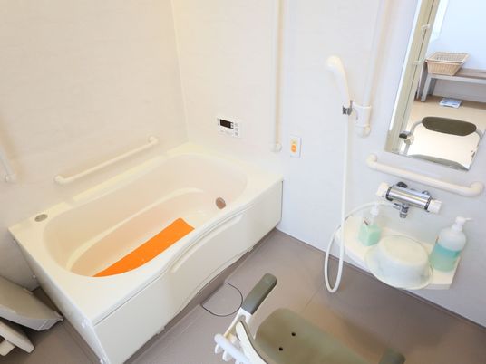 バリアフリー設計の浴室