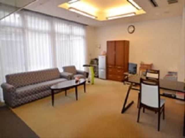 快適な休憩室内観 談話室 光が差し込む、ゆったりとした休憩室です。職員同士のコミュニケーションにも最適な空間が広がっています。