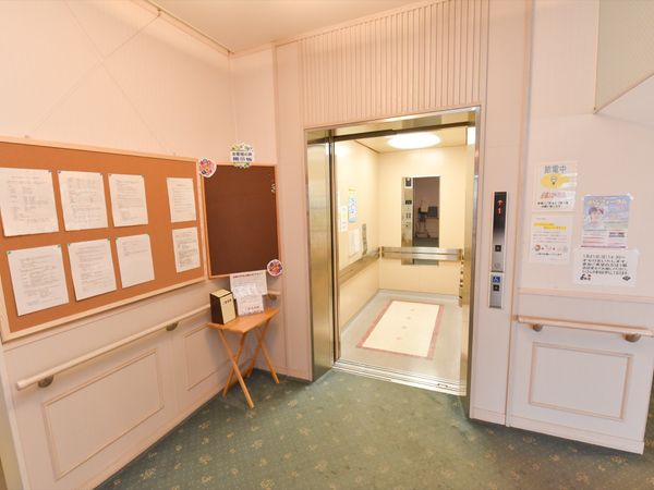 廊下とエレベーター
