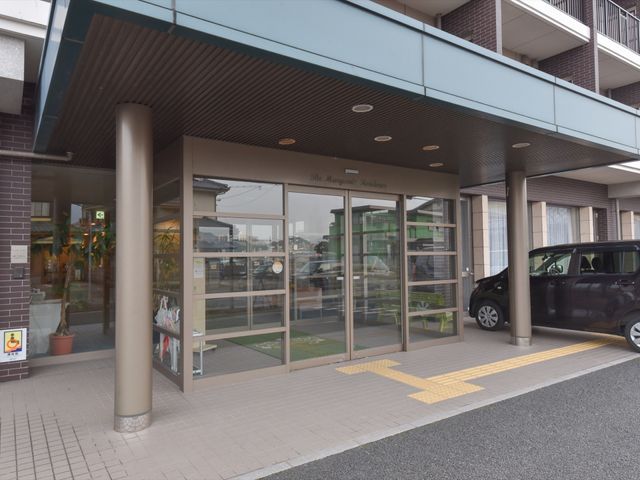 エントランスの自動ドア 外観 落ち着いた色合いのエントランスは、ゆったりとしており、訪れた方を温かく迎え入れます。