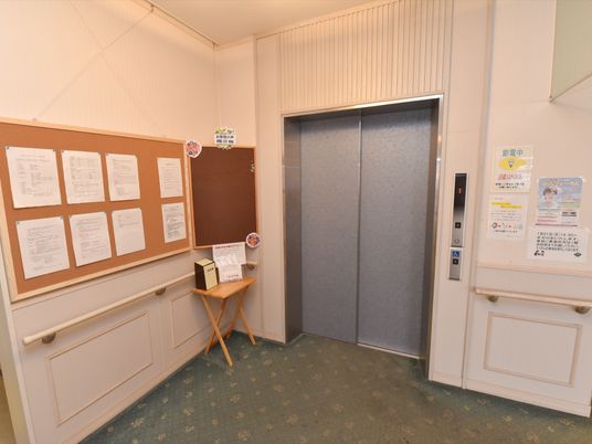 掲示板とエレベーターの角部屋