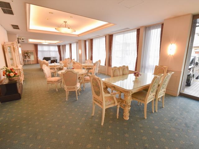 エレガントな食堂空間 談話室 ゆったりとした時間が流れる洗練された食堂で、日々の食事を特別なひとときへと変えられます。