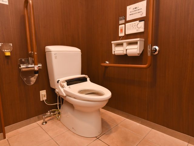 バリアフリートイレ設備 トイレ サポートバー付きの清潔なトイレです。安全かつ快適にご利用いただけるよう、細やかな配慮がなされています。