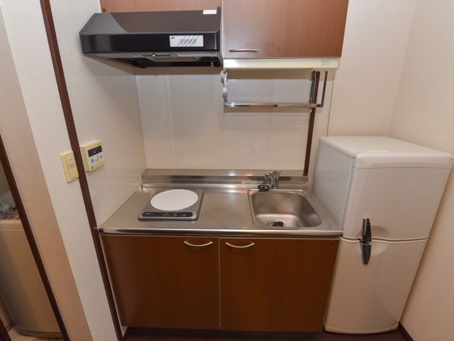 小型キッチン設備一式 キッチン 清潔でコンパクトなキッチンが整備され、自炊を楽しめます。利便性を考慮した設計で、快適な日常生活をサポートします。
