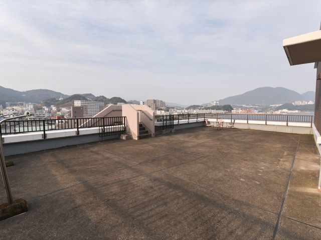 展望が望める屋上 テラス 眺望を楽しめる開放的な屋上スペースです。新鮮な空気を深呼吸しながら、周囲の風景に心を和ませていただけます。