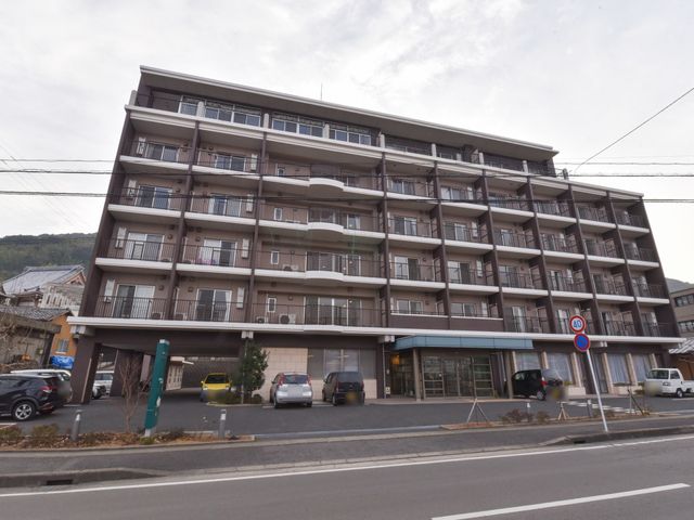 多階層の建物外観 外観 広々とした前面には駐車スペースも完備された建物です。就業を検討されている方にとっても、通勤がしやすい環境にあります。