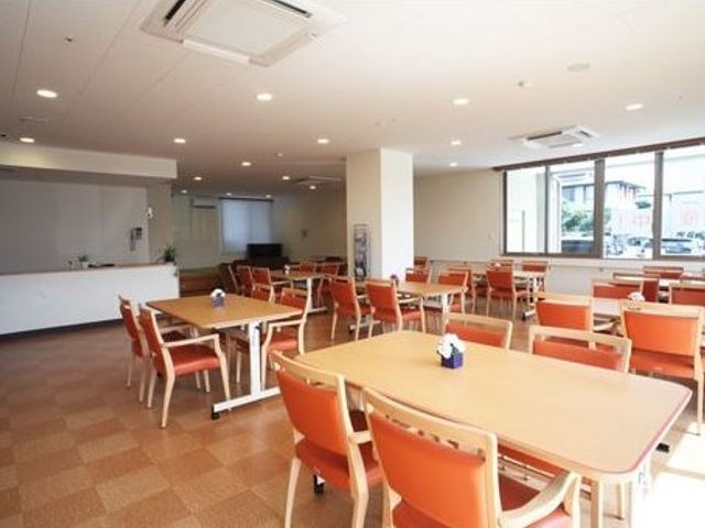 明るい広々とした食堂 食堂 清潔感のあふれる広い食堂です。明るい光の下で居心地の良い食事ができる空間が備わっています。