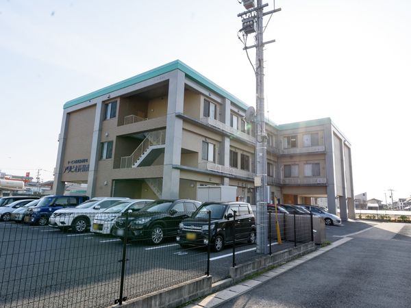明るい施設の外観