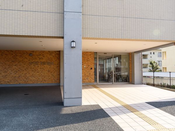明るい施設のエントランス