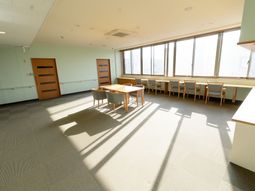 明るい光が差し込む室内