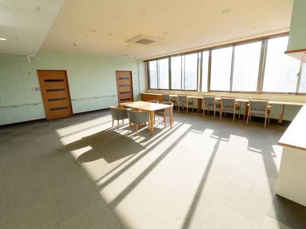 明るい光が差し込む室内