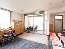 エントランスの明るい様子