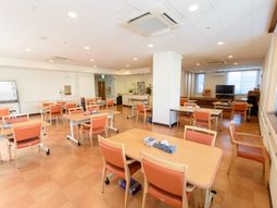 明るく広々とした食堂