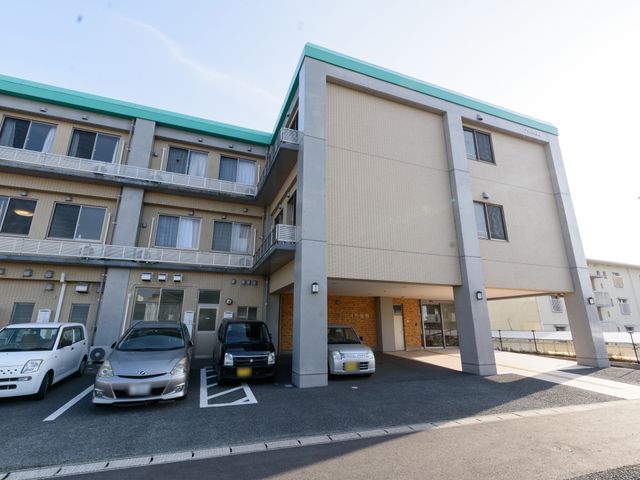 外観の綺麗な施設 外観 駐車場付きのゆったりとした建物で、通勤にも便利です。清潔感のある外観が、働く意欲を高めてくれるでしょう。