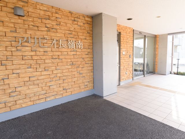 明るいエントランス前 外観 ゆったりとしたエントランスは、入りやすい自動ドアが設置されており、歓迎される気持ちになります。