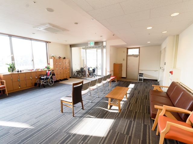 広々とした待合室 エントランス ゆったりとしたソファが並ぶ明るい待合室です。植物が飾られ、居心地の良い環境が整っています。