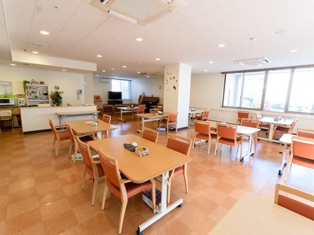 広々とした明るい食堂 食堂 ゆったりとしたスペースの食堂では、共有キッチンがあり心地よい日差しを感じながら食事ができます。お仕事中の一息にも、どうぞご利用ください。