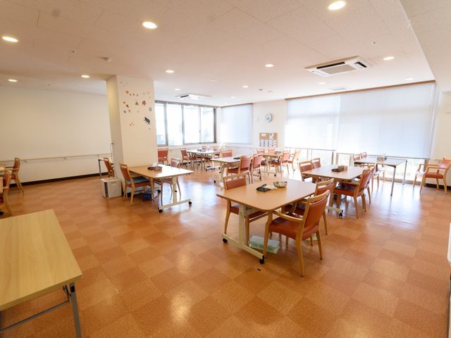 広々とした明るい食堂 食堂 天井が高く、窓からの自然光が差し込む広々とした食堂です。こちらで日々の食事を通して、様々な交流が楽しめます。