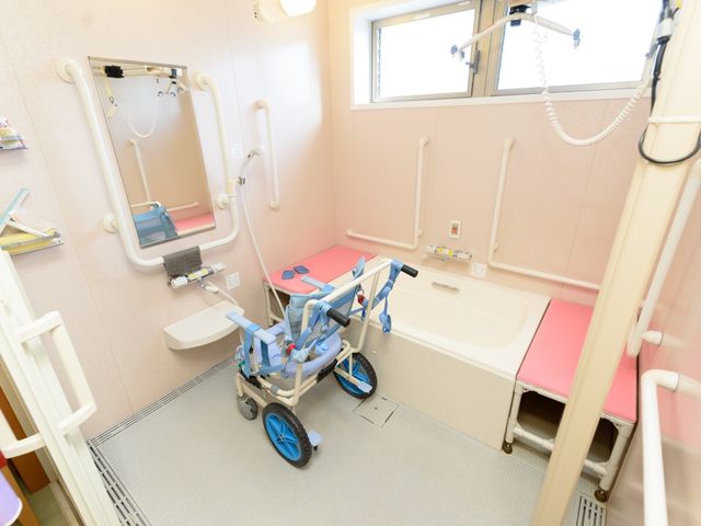 バリアフリー設計の浴室 浴室 車椅子対応の洗練された浴室です。安全に配慮された手すりやシャワーシートが整備され、快適な入浴が支援されます。