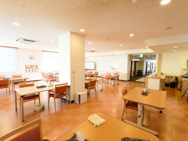 広々としたダイニングルーム 食堂 床が明るい色で統一されたダイニングルームです。テーブルの配置もゆったりしており、皆さんで会話を楽しむ場となっています。