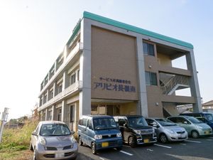 日差しが差し込む施設外観