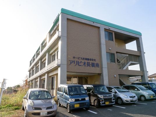 日差しが差し込む施設外観